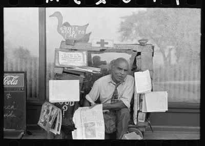 Photograph from Tennessee: Newsstand, Memphis, Tennessee