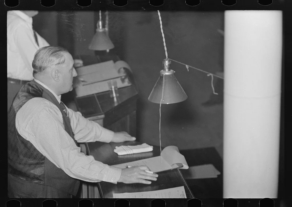 Strawberry auctioneer, Hammond, Louisiana, 1939