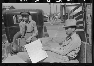 Farmers in trailer, farmer's market, Weatherford, Texas, 1939