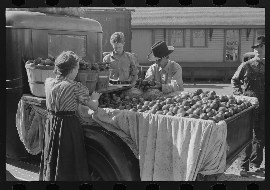 Selling apples, Jacksonville, Texas, 1939