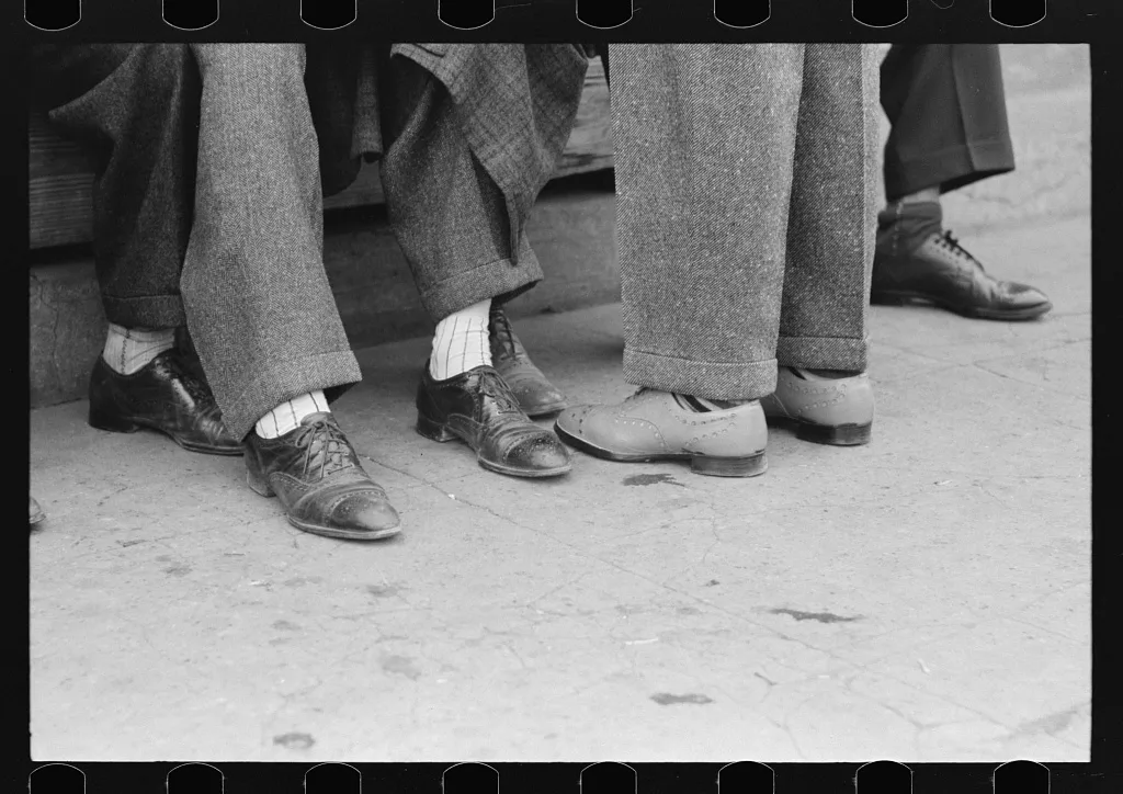 Feet of Negro youths, market square, Waco, Texas, 1939