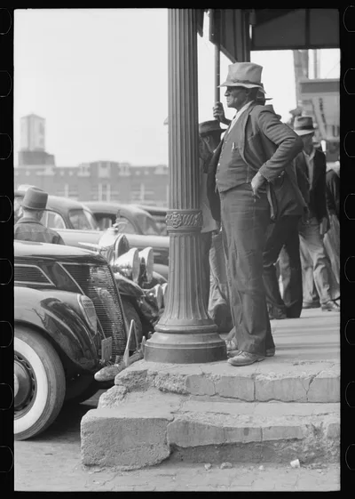Street corner in market square, Waco, Texas, 1939