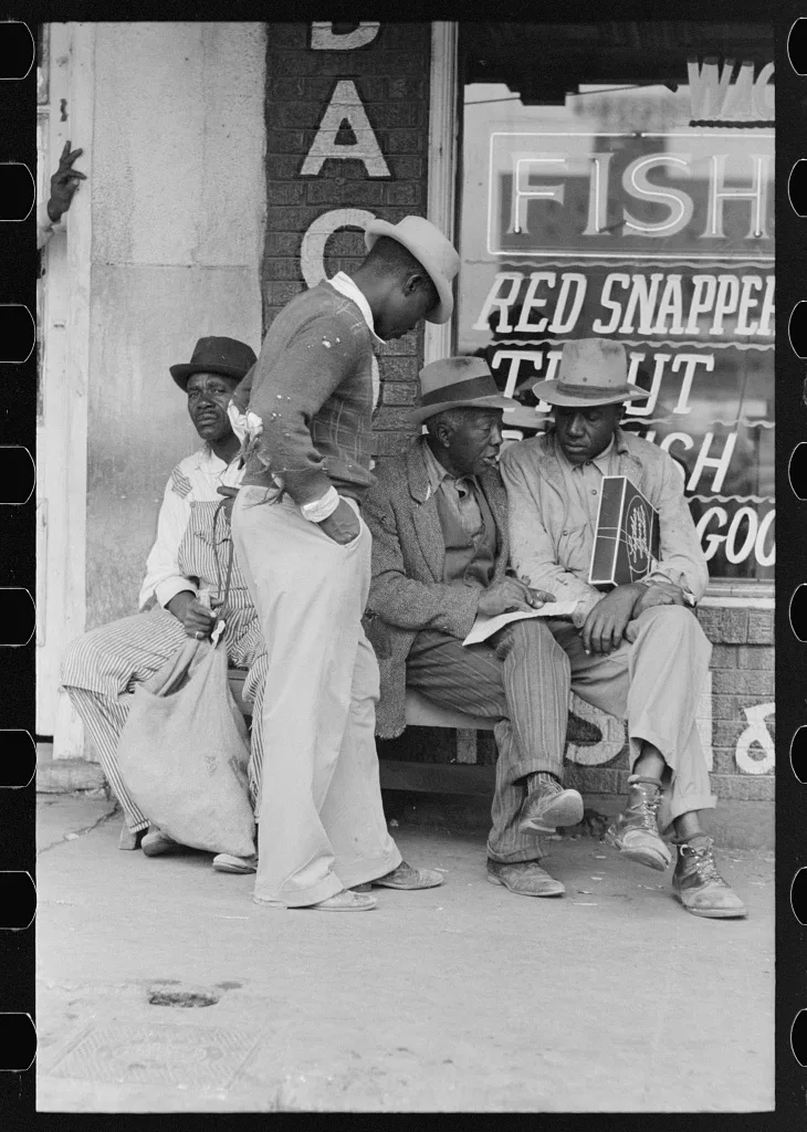 Negroes talking, market square, Waco, Texas, 1939