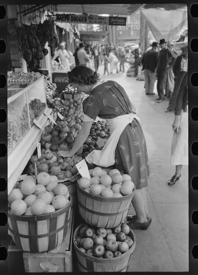 Saleswoman at grocery store, Waco, Texas, 1939