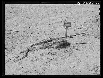 Spanish-American grave in rural section of the Bernalillo County, New…, New Mexico, 1940
