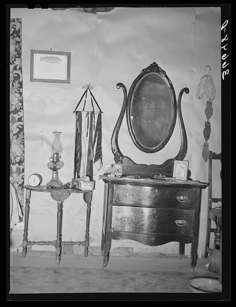 Bedroom in homesteader's loghouse. Pie Town, New Mexico, 1940
