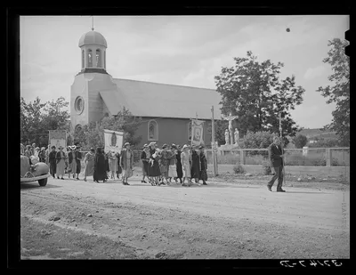 Procession of Spanish-American Catholics to honor a saint. Penasco,…, New Mexico, 1940