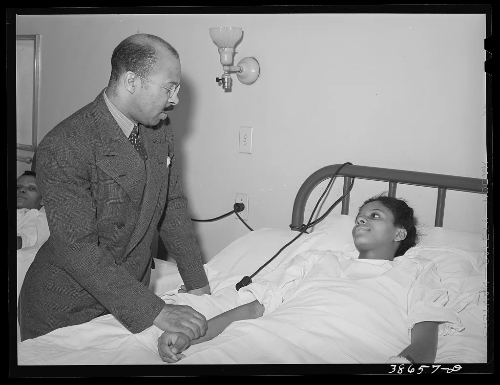 Doctor visiting patient in Negro hospital. Chicago, Illinois, 1941