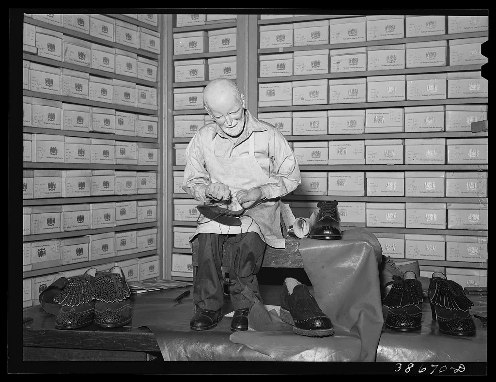 [Untitled photo, possibly related to: Shoestore on 47th Street.…, Illinois, 1941