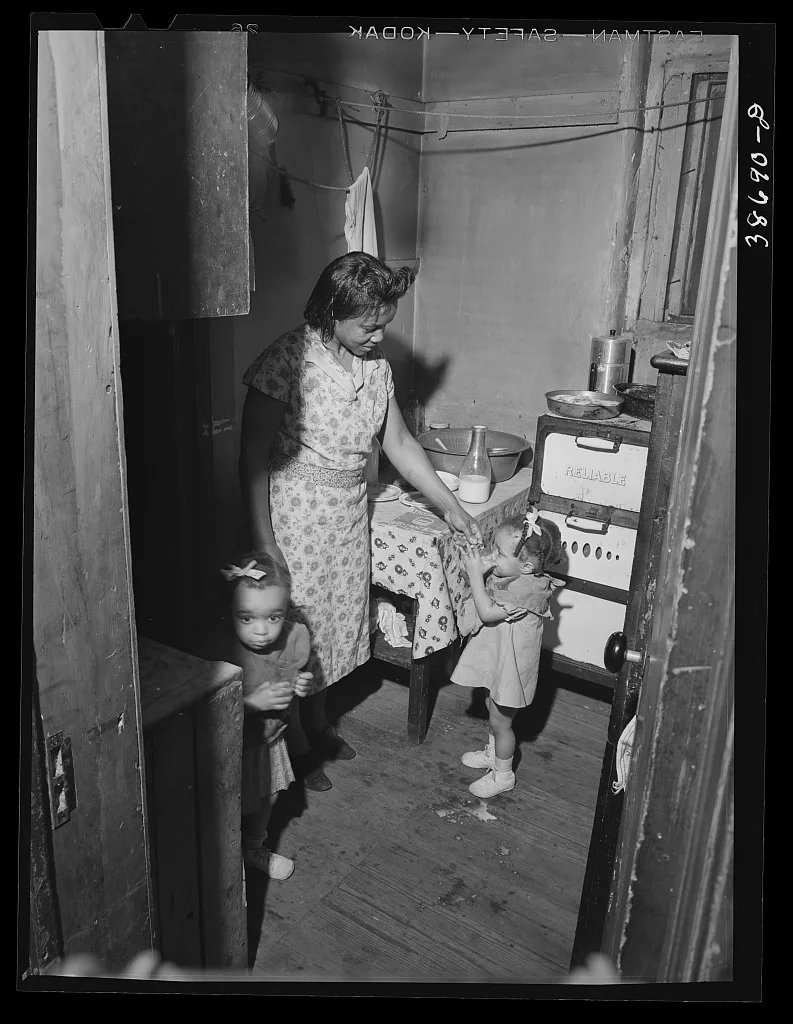 Kitchen of railroad worker. Chicago, Illinois, 1941
