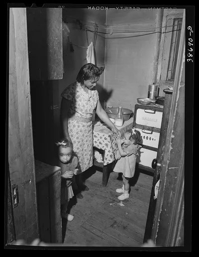 Kitchen of railroad worker. Chicago, Illinois, 1941