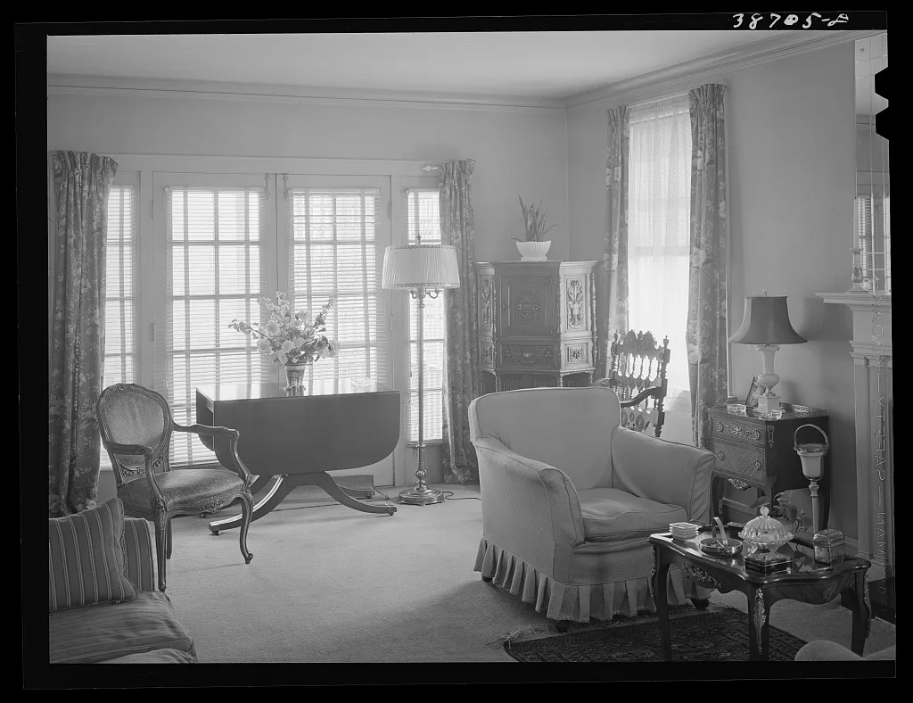 Living room in home of well-to-do Negro. Chicago, Illinois, 1941