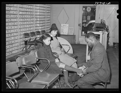 Shoe store catering to Negroes. Chicago, Illinois, 1941