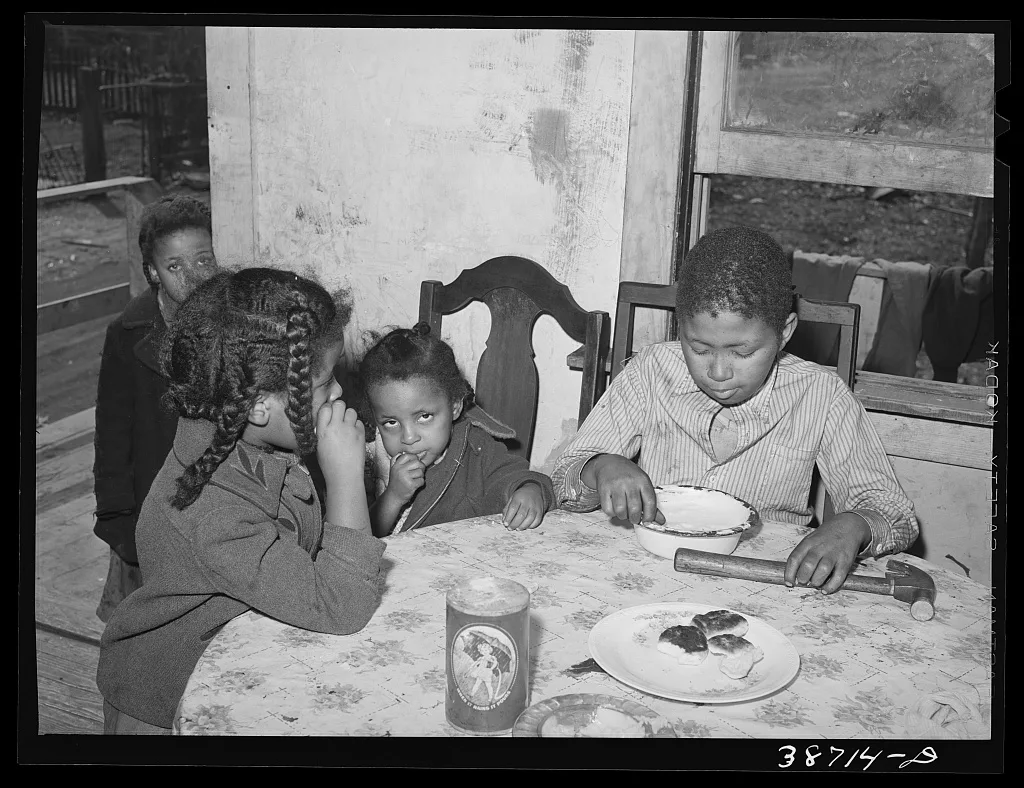 Negro children eating biscuits. Chicago, Illinois, 1941