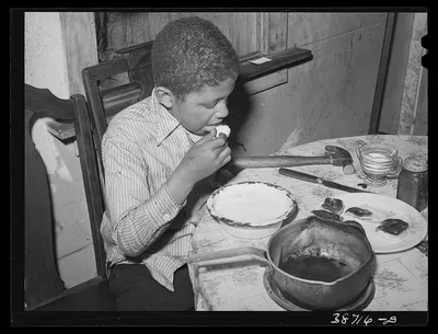 Negro boy eating. Chicago, Illinois, 1941