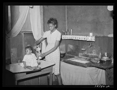 Corner of kitchen of family on relief. Chicago, Illinois, 1941
