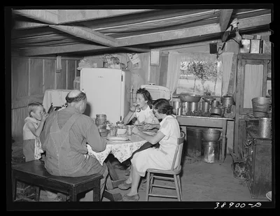 The Browning family eating lunch. They are FSA (Farm Security…, Oregon, 1941