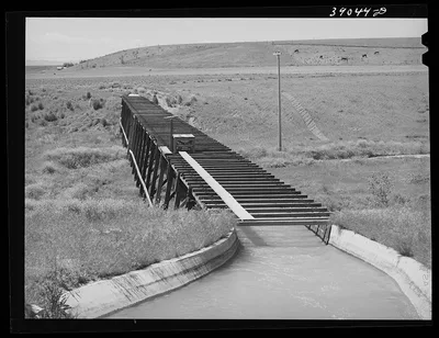 Irrigation water from Owyhee Dam being carried across valley of small…, Oregon, 1941