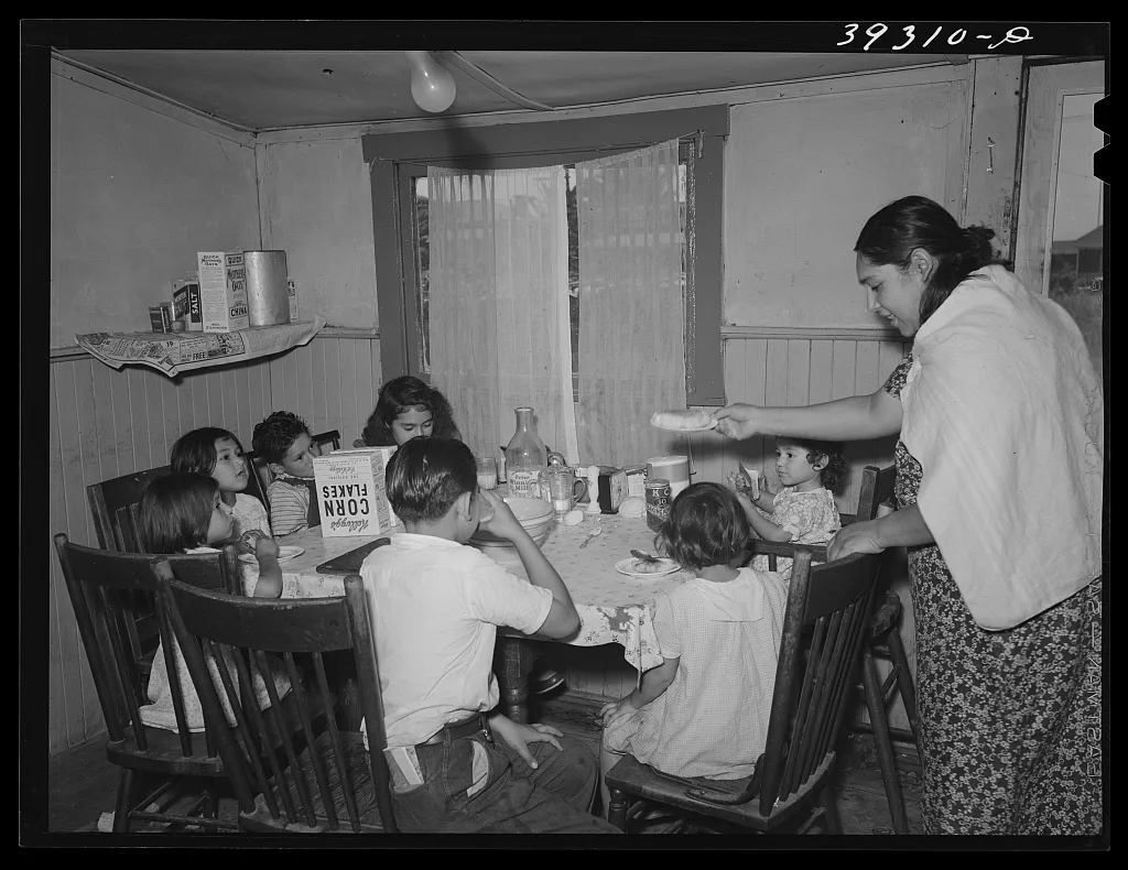 Eight Mexican children eating lunch of tortilla wrapped around chile…, California, 1941