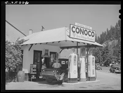 Filling station. Orofino, Idaho, 1941