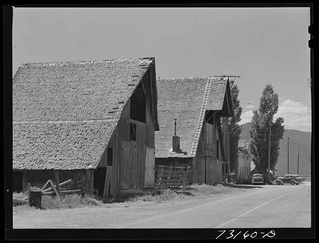 Fort Klamath, Oregon. Old barns, 1942