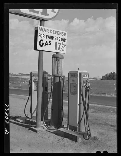 Twin Falls County, Idaho. Gas station, 1942